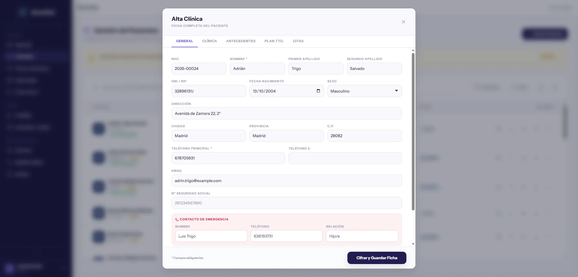 Ficha de alta de un paciente en NexusClinic con sus datos personales y contacto de emergencia